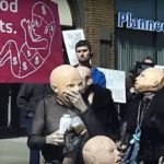 Satanistas organizam protesto para defender clínica de aborto, nos EUA | Rádio Gospel Evangélica | Ao vivo!